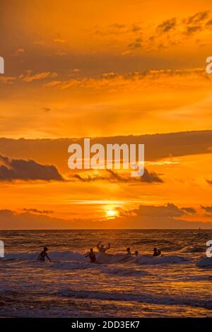 Swansea, Großbritannien. November 2020. Frühaufsteher nutzen den spektakulären Morgenhimmel an der Langland Bay in der Nähe von Swansea heute Morgen. Quelle: Phil Rees/Alamy Live News Stockfoto