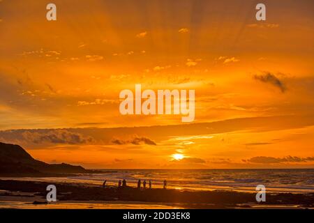 Swansea, Großbritannien. November 2020. Frühaufsteher nutzen den spektakulären Morgenhimmel an der Langland Bay in der Nähe von Swansea heute Morgen. Quelle: Phil Rees/Alamy Live News Stockfoto