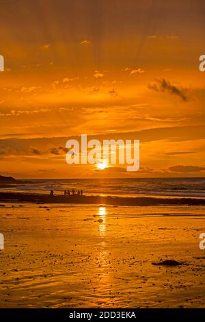 Swansea, Großbritannien. November 2020. Frühaufsteher nutzen den spektakulären Morgenhimmel an der Langland Bay in der Nähe von Swansea heute Morgen. Quelle: Phil Rees/Alamy Live News Stockfoto