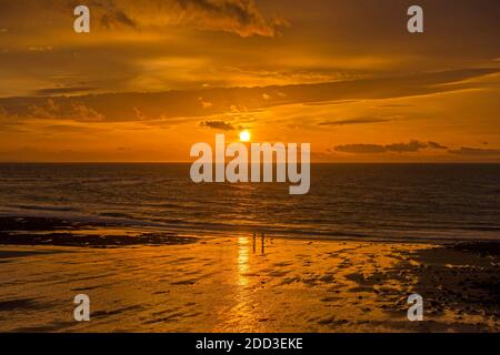 Swansea, Großbritannien. November 2020. Frühaufsteher nutzen den spektakulären Morgenhimmel an der Langland Bay in der Nähe von Swansea heute Morgen. Quelle: Phil Rees/Alamy Live News Stockfoto