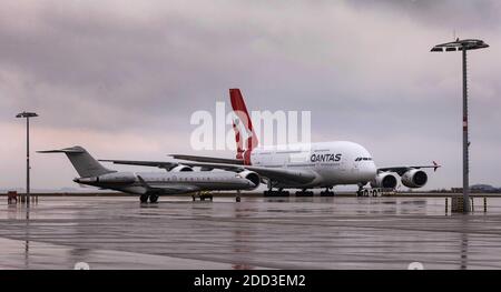 Dresden, Deutschland. Februar 2020. Ein Airbus A380 ist am Flughafen Dresden in Klotzsche geparkt. Quelle: Tino Plunert/dpa-Zentralbild/ZB/dpa/Alamy Live News Stockfoto