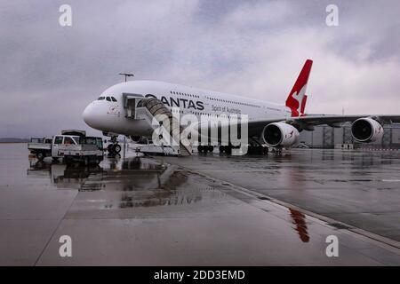 Dresden, Deutschland. Februar 2020. Ein Airbus A380 ist am Flughafen Dresden in Klotzsche geparkt. Quelle: Tino Plunert/dpa-Zentralbild/ZB/dpa/Alamy Live News Stockfoto