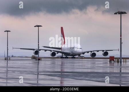 Dresden, Deutschland. Februar 2020. Ein Airbus A380 landet am Flughafen Dresden in Klotzsche. Quelle: Tino Plunert/dpa-Zentralbild/ZB/dpa/Alamy Live News Stockfoto