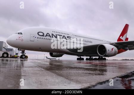 Dresden, Deutschland. Februar 2020. Ein Airbus A380 ist am Flughafen Dresden in Klotzsche geparkt. Quelle: Tino Plunert/dpa-Zentralbild/ZB/dpa/Alamy Live News Stockfoto