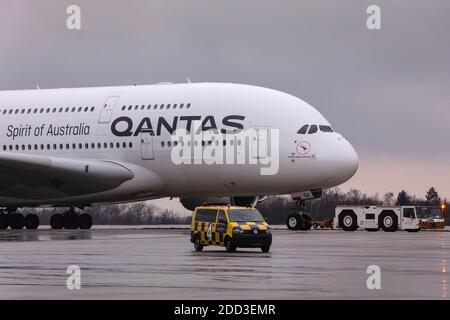 Dresden, Deutschland. Februar 2020. Am Flughafen Dresden in Klotzsche ist ein Airbus A380 zu sehen. Quelle: Tino Plunert/dpa-Zentralbild/ZB/dpa/Alamy Live News Stockfoto