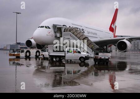 Dresden, Deutschland. Februar 2020. Ein Airbus A380 ist am Flughafen Dresden in Klotzsche geparkt. Quelle: Tino Plunert/dpa-Zentralbild/ZB/dpa/Alamy Live News Stockfoto