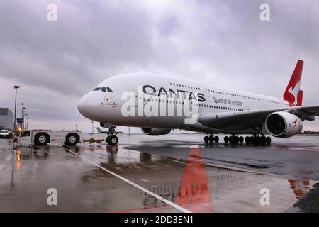 Dresden, Deutschland. Februar 2020. Ein Airbus A380 ist am Flughafen Dresden in Klotzsche geparkt. Quelle: Tino Plunert/dpa-Zentralbild/ZB/dpa/Alamy Live News Stockfoto