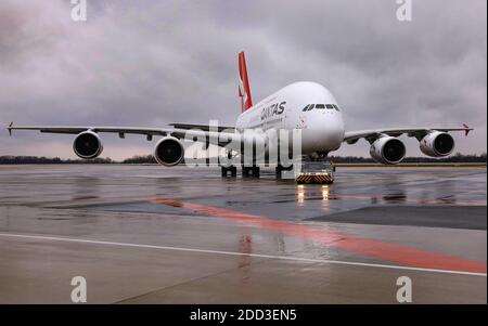 Dresden, Deutschland. Februar 2020. Ein Airbus A380 ist am Flughafen Dresden in Klotzsche geparkt. Quelle: Tino Plunert/dpa-Zentralbild/ZB/dpa/Alamy Live News Stockfoto