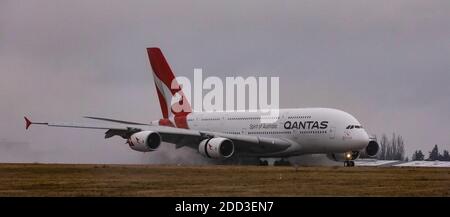 Dresden, Deutschland. Februar 2020. Ein Airbus A380 landet am Flughafen Dresden in Klotzsche. Quelle: Tino Plunert/dpa-Zentralbild/ZB/dpa/Alamy Live News Stockfoto