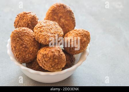 Til ke laddu ist ein Grundnahrungsmittel süß in vielen indischen Haushalten im Winter Stockfoto