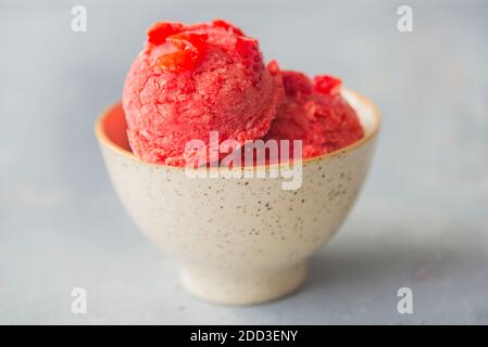 DAS BESTE ERDBEER-EIS REZEPT Stockfoto