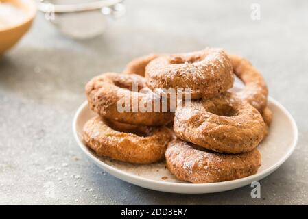 Hausgemachte Donuts Zucker glasiert auf einem Steinhintergrund Stockfoto