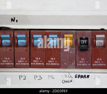 Niederspannungs-Leistungsschalter in einem Hausstromkasten. Australien Stockfoto