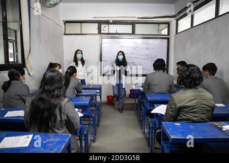 Kathmandu, Nepal. Dezember 2020. Gesundheitsbeauftragte tragen Gesichtsmasken als vorbeugende Maßnahme gegen die Ausbreitung von covid-19 gesehen Briefing der Schüler über die Gesundheit Protokolle während der Untersuchungen. Der Nationale Prüfungsausschuss hat alle Schulen beauftragt, einen Gesundheitsschalter einzurichten, der die soziale Distanzierung an den Schulen überwacht. Das Protokoll entwickelte auch Zwangsmasken für Schüler, Lehrer und Mitarbeiter des Prüfungszentrums. Ebenso wird jeder Schüler mindestens zwei Meter voneinander entfernt platziert. Kredit: SOPA Images Limited/Alamy Live Nachrichten Stockfoto