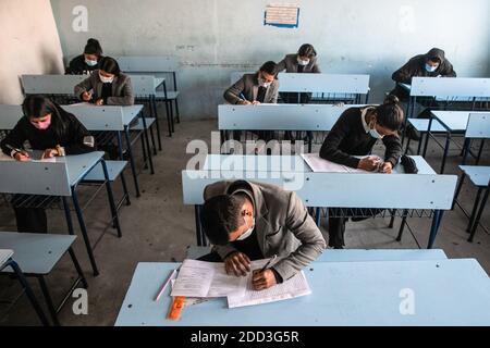 Kathmandu, Nepal. Dezember 2020. Schüler tragen Gesichtsmasken als vorbeugende Maßnahme gegen die Ausbreitung von covid-19 an der Saipal Akademie während der Prüfungen. Der Nationale Prüfungsausschuss hat alle Schulen beauftragt, einen Gesundheitsschalter einzurichten, der die soziale Distanzierung an den Schulen überwacht. Das Protokoll entwickelte auch Zwangsmasken für Schüler, Lehrer und Mitarbeiter des Prüfungszentrums. Ebenso wird jeder Schüler mindestens zwei Meter voneinander entfernt platziert. Kredit: SOPA Images Limited/Alamy Live Nachrichten Stockfoto