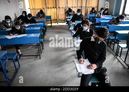 Kathmandu, Nepal. Dezember 2020. Schüler tragen Gesichtsmasken als vorbeugende Maßnahme gegen die Ausbreitung von covid-19 an der Saipal Akademie während der Prüfungen. Der Nationale Prüfungsausschuss hat alle Schulen beauftragt, einen Gesundheitsschalter einzurichten, der die soziale Distanzierung an den Schulen überwacht. Das Protokoll entwickelte auch Zwangsmasken für Schüler, Lehrer und Mitarbeiter des Prüfungszentrums. Ebenso wird jeder Schüler mindestens zwei Meter voneinander entfernt platziert. Kredit: SOPA Images Limited/Alamy Live Nachrichten Stockfoto