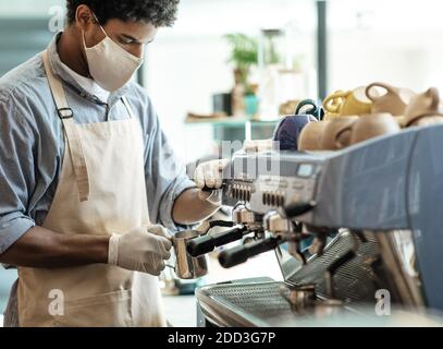 Neue normale Barista-Arbeit während covid-19 und soziale Distanzierung Stockfoto