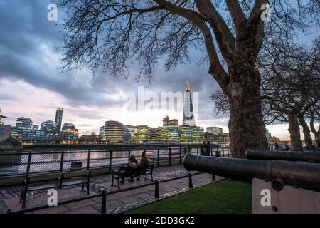 Blick auf die Themse mit dem Shard im Hintergrund nahe der Tower Bridge. Stockfoto