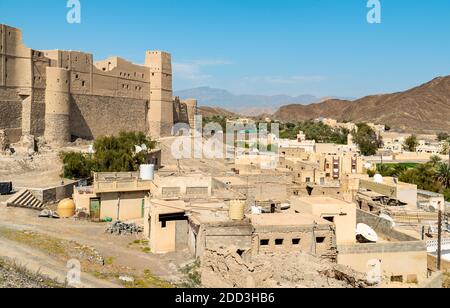 Blick auf Bahla Fort und Altstadt am Fuße des Djebel Akhdar im Sultanat Oman. Unesco-Weltkulturerbe. Stockfoto