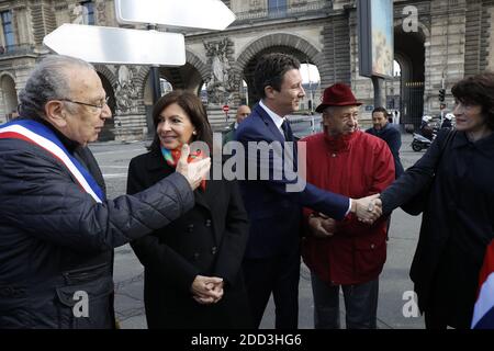 Staatssekretär in Unterstützung des Premierministers und Regierungssprechers Benjamin Griveaux und Anne Hidalgo, Bürgermeisterin von Paris, bei einer Gedenkfeier zum Gedenken an Brahim Bouarram am 1. Mai 2018 in Pont du Carrousel, Paris, Frankreich. Foto von Henri Szwarc/ABACAPRESS.COM Stockfoto