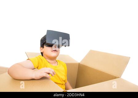 Niedlichen kleinen Jungen sitzt in der Box beobachten Video auf VR (oder Virtual Reality) Brille Stockfoto