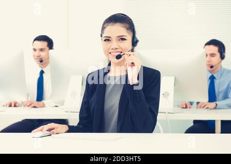 Junge asiatische Frau als Betreiber arbeiten in Call Center, vintage Ton-Effekt Stockfoto