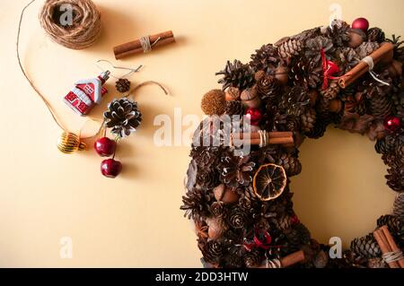 Weihnachten rustikalen Kranz, handgemachte Ornament, Wanddekoration. Diy. Hergestellt aus Pinienzapfen, Zimtstangen, natürlichen Materialien, keine Abfälle. Stockfoto