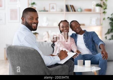 Familienpsychotherapie. Happy Black Ehegatten Und Familienrat Posiert Nach Erfolgreicher Therapie Stockfoto