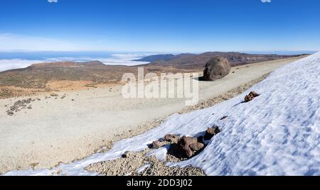 Teneriffa - Lavaball auf dem Wanderweg am ostflanke des Teide mit etwas Schnee Stockfoto