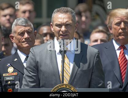 Cheftrainer Jeff Monken macht Bemerkungen als US-Präsident Donald J. Trump präsentiert die Commander-in-ChiefâÂ € Â™s Trophy an die US-Militärakademie Fußball-Team im Rosengarten des Weißen Hauses in Washington, DC, USA, am Dienstag, 1. Mai 2018. Die Trophäe des Oberbefehlshabers wird dem Gewinner des jährlichen Army-Navy-Fußballspiels überreicht, das am 9. Dezember 2017 auf dem Lincoln Financial Field in Philadelphia, Pennsylvania, gespielt wurde. Die Army Black Knights schlugen die Navy Midshipmen 14 - 13. Foto von Ron Sachs / CNP/ABACAPRESS.COM Stockfoto