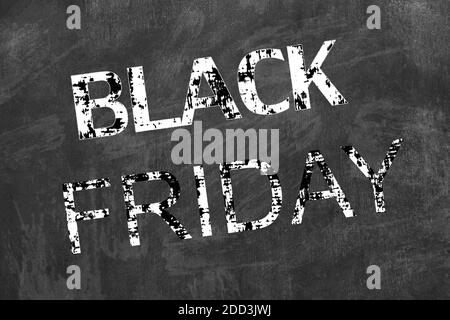 Black Friday auf schwarzer Tafel geschrieben Stockfoto