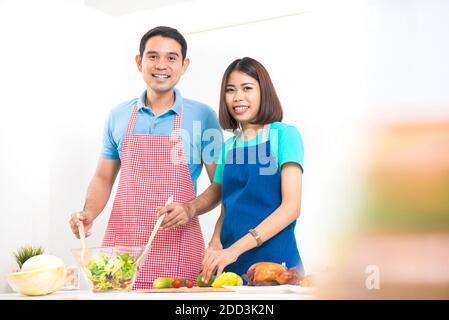 Glücklich asiatische paar Kochen zu Hause Stockfoto