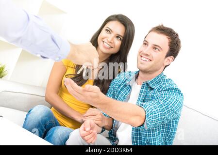 Junge interracial paar erhalten Schlüssel von Immobilien-Agent - Kauf eines neuen Hauskonzepts Stockfoto