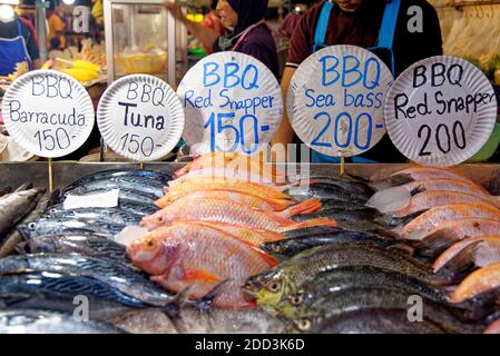 Fischauflage auf dem thailändischen Straßenmarkt in Ao Nang - Thailand Stockfoto