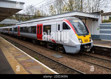 Prittlewell, Southend on Sea, Essex, Großbritannien. November 2020. Greater Anglia plant, diese Woche ihren ersten Personenverkehr auf der London Liverpool Street nach Southend Victoria Line mit brandneuen Triebzügen der Bombardier Class 720 Aventra aufzunehmen. Die in Bombardiers Derby-Fabrik errichteten Einheiten werden viel ältere Geräte ersetzen, von denen einige aus den 1980er Jahren stammen Die Einheiten haben eine Höchstgeschwindigkeit von 100 km/h und sind mit Steckdosen für Pendler und Fußbodenheizung ausgestattet. Zur Vorbereitung haben sie heute Testläufe durch Prittlewell durchgeführt Stockfoto