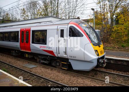 Prittlewell, Southend on Sea, Essex, Großbritannien. November 2020. Greater Anglia plant, diese Woche ihren ersten Personenverkehr auf der London Liverpool Street nach Southend Victoria Line mit brandneuen Triebzügen der Bombardier Class 720 Aventra aufzunehmen. Die in Bombardiers Derby-Fabrik errichteten Einheiten werden viel ältere Geräte ersetzen, von denen einige aus den 1980er Jahren stammen Die Einheiten haben eine Höchstgeschwindigkeit von 100 km/h und sind mit Steckdosen für Pendler und Fußbodenheizung ausgestattet. Zur Vorbereitung haben sie heute Testläufe durch Prittlewell durchgeführt Stockfoto