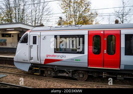 Prittlewell, Southend on Sea, Essex, Großbritannien. November 2020. Greater Anglia plant, diese Woche ihren ersten Personenverkehr auf der London Liverpool Street nach Southend Victoria Line mit brandneuen Triebzügen der Bombardier Class 720 Aventra aufzunehmen. Die in Bombardiers Derby-Fabrik errichteten Einheiten werden viel ältere Geräte ersetzen, von denen einige aus den 1980er Jahren stammen Die Einheiten haben eine Höchstgeschwindigkeit von 100 km/h und sind mit Steckdosen für Pendler und Fußbodenheizung ausgestattet. Zur Vorbereitung haben sie heute Testläufe durch Prittlewell durchgeführt Stockfoto