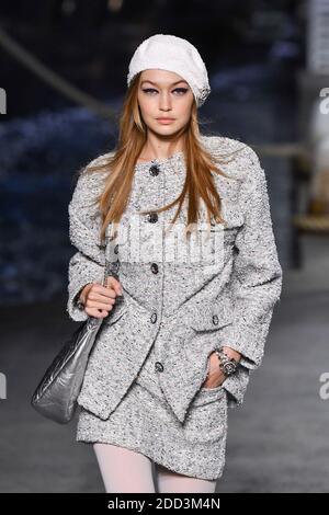 Modell Gigi Hadid läuft während der Chanel Cruise 2018/2019 Collection am 3. Mai 2018 im Le Grand Palais in Paris auf der Piste. Foto von Laurent Zabulon/ABACAPRESS.COM Stockfoto