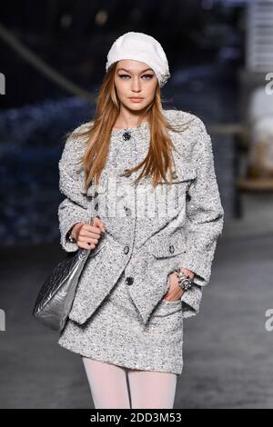 Modell Gigi Hadid läuft während der Chanel Cruise 2018/2019 Collection am 3. Mai 2018 im Le Grand Palais in Paris auf der Piste. Foto von Laurent Zabulon/ABACAPRESS.COM Stockfoto