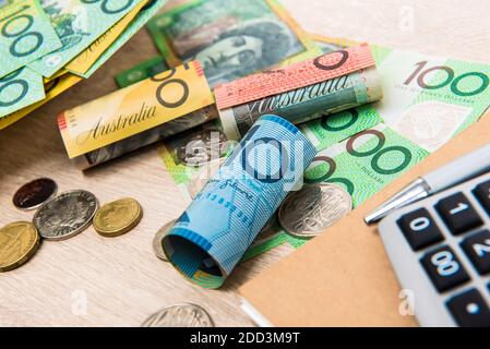 Geld, Australische Dollar (AUD), mit Notebook und Rechner auf dem Tisch - Finanz- und Anlagekonzepte Stockfoto