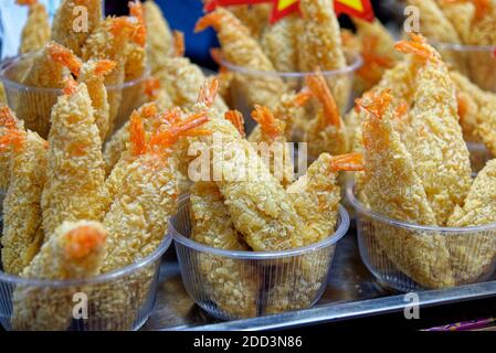 Frisch gebratene Garnelen auf dem Fischmarkt in Ao Nang - Thailand Südostasien Stockfoto