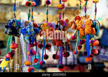 Wunderschöne Ausstellung von thailändischen Souvenirs - Ao Nang Nachtmarkt - Thailand - 25. Januar 2020 Stockfoto