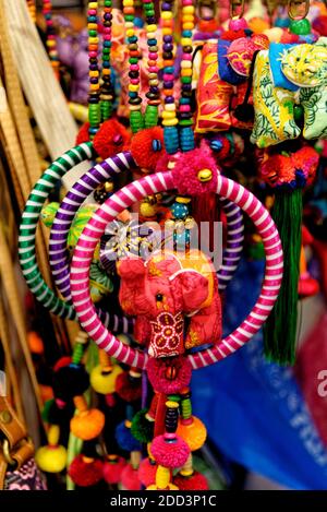 Wunderschöne Ausstellung von thailändischen Souvenirs - Ao Nang Nachtmarkt - Thailand - 25. Januar 2020 Stockfoto