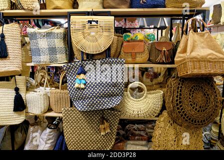 Schöne Dame Handtaschen und Korbwaren in Ao Nang Nacht ausgestellt Straßenmarkt - Thailand Stockfoto