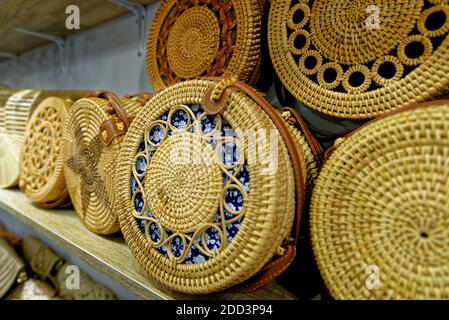 Schöne Dame Handtaschen und Korbwaren in Ao Nang Nacht ausgestellt Straßenmarkt - Thailand Stockfoto