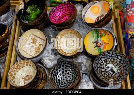 Handgemachtes Porzellan zum Verkauf auf dem Nachtmarkt - Ao Nang - Thailand - 25. Januar 2020 Stockfoto