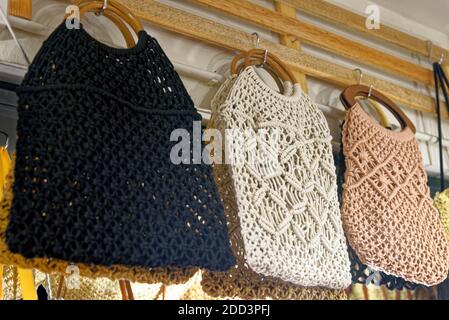 Schöne Dame Handtaschen und Korbwaren in Ao Nang Nacht ausgestellt Straßenmarkt - Thailand Stockfoto