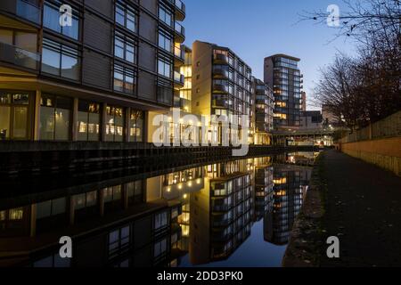 Canalside Blue Hour Reflections von der Nottingham One Entwicklung in Nottingham City Centre, Nottinghamshire England Großbritannien Stockfoto