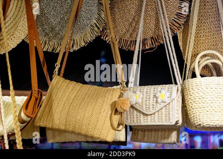 Schöne Dame Handtaschen und Korbwaren in Ao Nang Nacht ausgestellt Straßenmarkt - Thailand Stockfoto