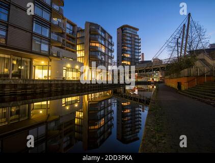 Canalside Blue Hour Reflections von der Nottingham One Entwicklung in Nottingham City Centre, Nottinghamshire England Großbritannien Stockfoto